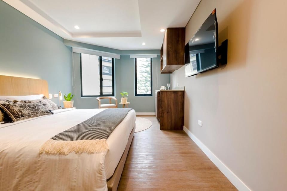 Bed, TV and multimedia, Photo of the whole room, Bedroom