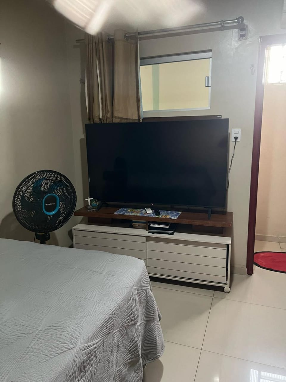 Bed, TV and multimedia, Photo of the whole room, Evening entertainment, Bedroom, air conditioner