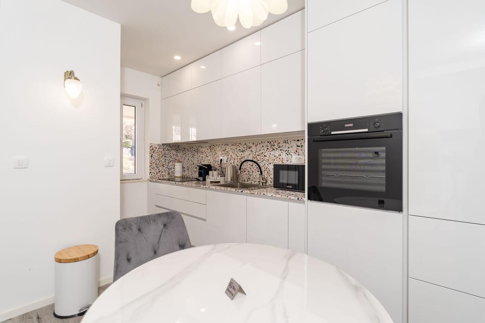 Coffee/tea facilities, Dining area, dishwasher, microwave, oven, stove, toaster, kitchen