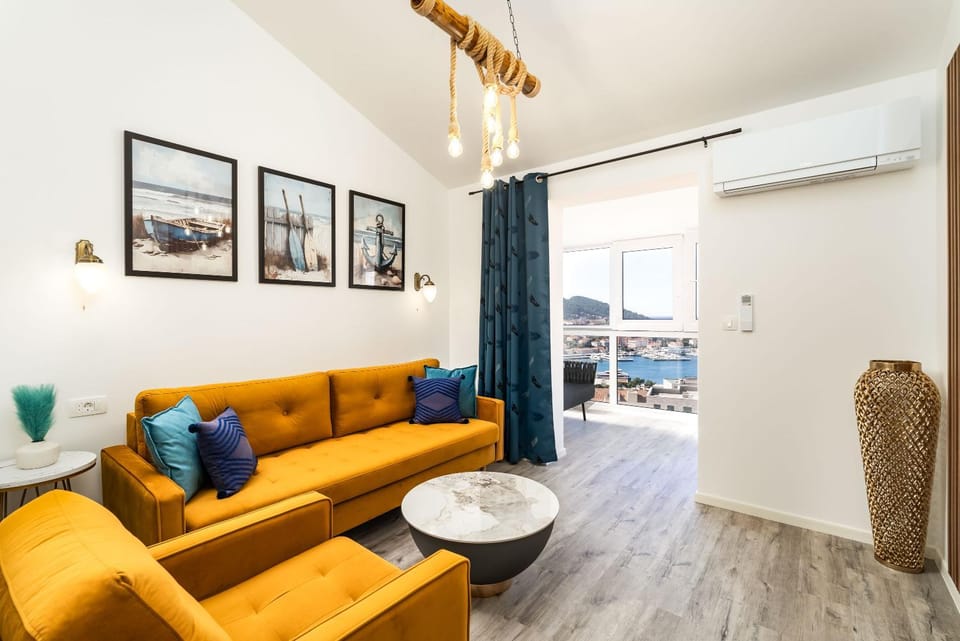 TV and multimedia, View (from property/room), Living room, Seating area, Dining area, City view, Sea view, Street view, air conditioner