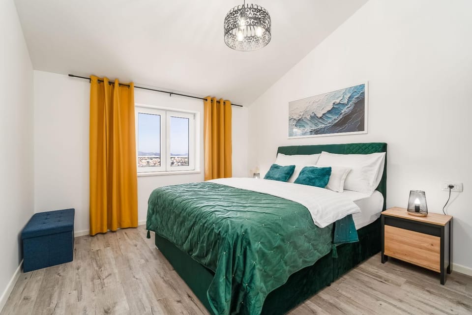Bed, Day, Night, Natural landscape, Winter, Summer, View (from property/room), Photo of the whole room, Bedroom, Autumn, Mountain view, Sea view, Street view, Sunrise, Sunset, heating, safe, towels, wardrobe, air conditioner