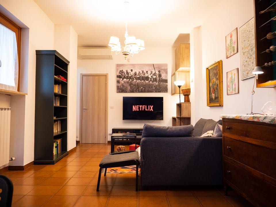 TV and multimedia, Living room, Seating area, Evening entertainment, air conditioner