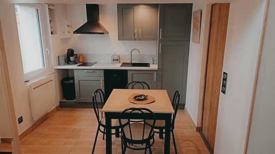 Kitchen or kitchenette, Dining area, stove, toaster