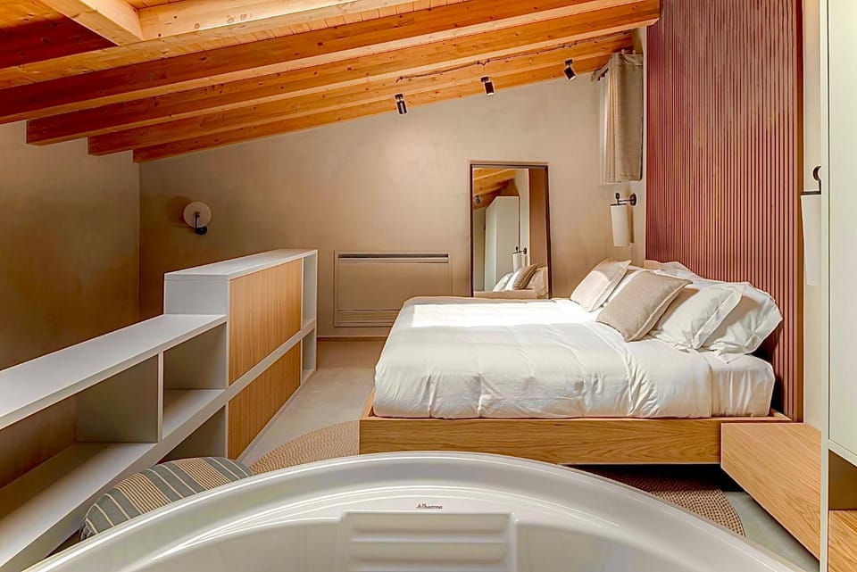 Bed, Hot Tub, Bath
