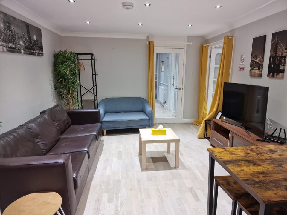 NightRest Homes Smart TV In Each Room - Parking - Hemel Hempstead Apartment in Hemel Hempstead