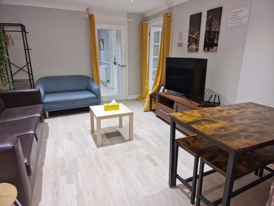 NightRest Homes Smart TV In Each Room - Parking - Hemel Hempstead Apartment in Hemel Hempstead