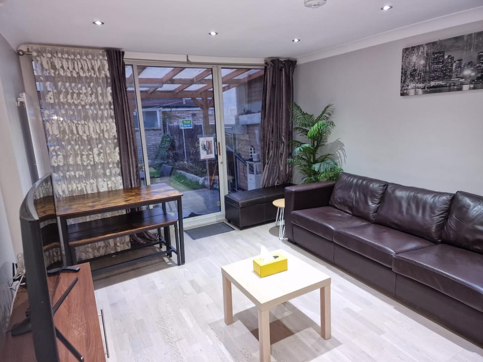 NightRest Homes Smart TV In Each Room - Parking - Hemel Hempstead Apartment in Hemel Hempstead