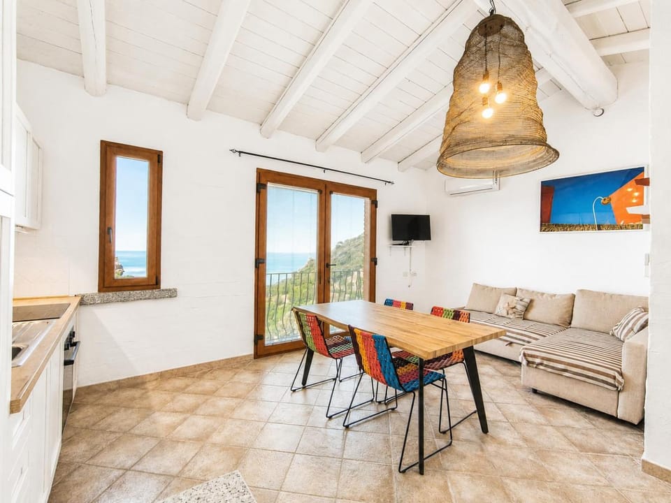 TV and multimedia, Kitchen or kitchenette, Living room, Seating area, Dining area