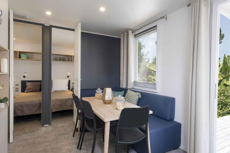 Bed, Summer, Dining area