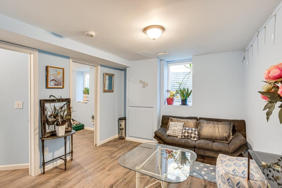 3 Mi to Central Minneapolis: Pet-Friendly Apt House in Minneapolis