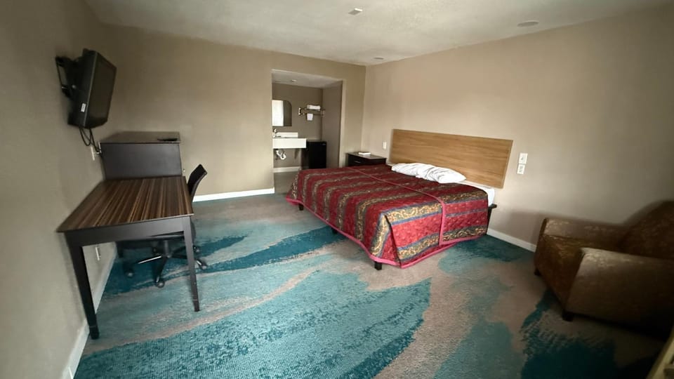 Communal lounge/ TV room, Bed, TV and multimedia, Bedroom