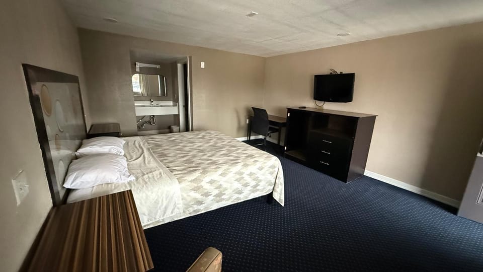 Bed, TV and multimedia, Photo of the whole room, Bedroom