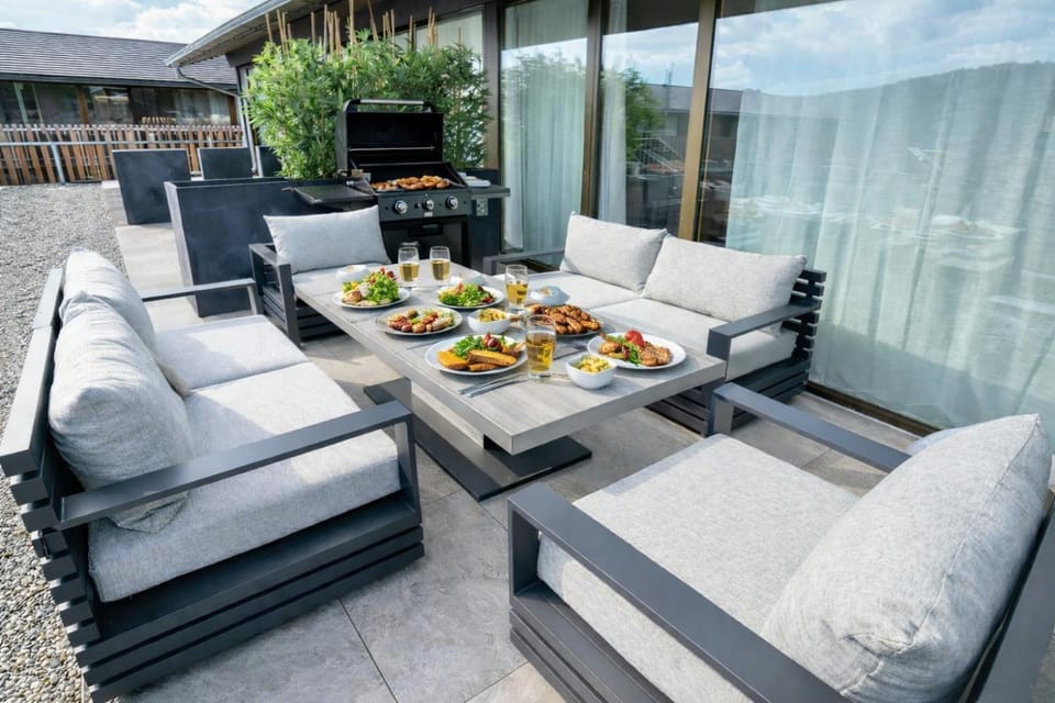 BBQ facilities, BBQ facilities, Balcony/Terrace, Balcony/Terrace, Lounge or bar, Seating area, Dining area, Lake view, Lake view