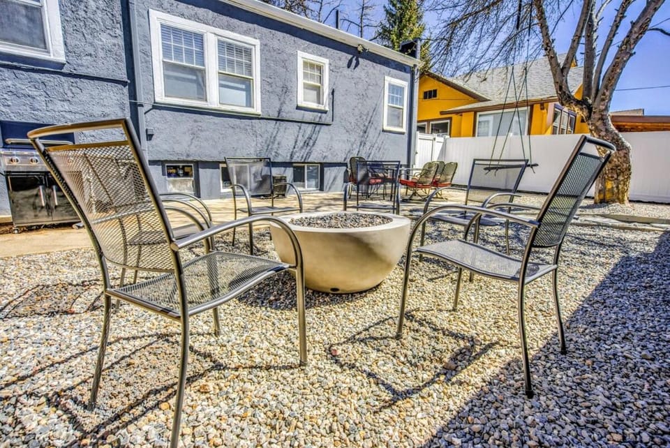 Olympic Flat Downtown w Hot Tub BBQ & Fire pit Apartment in Colorado Springs