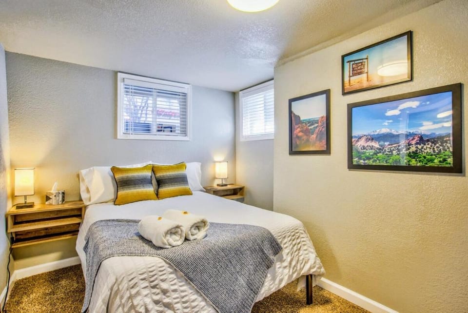 Olympic Flat Downtown w Hot Tub BBQ & Fire pit Apartment in Colorado Springs
