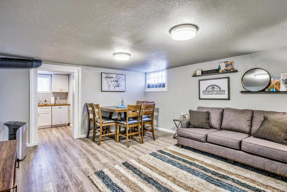 Olympic Flat Downtown w Hot Tub BBQ & Fire pit Apartment in Colorado Springs