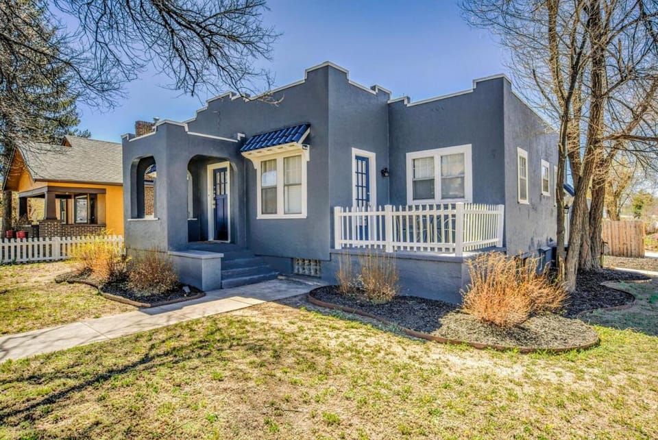 Olympic House Downtown w Hot Tub Fire pit & BBQ House in Colorado Springs