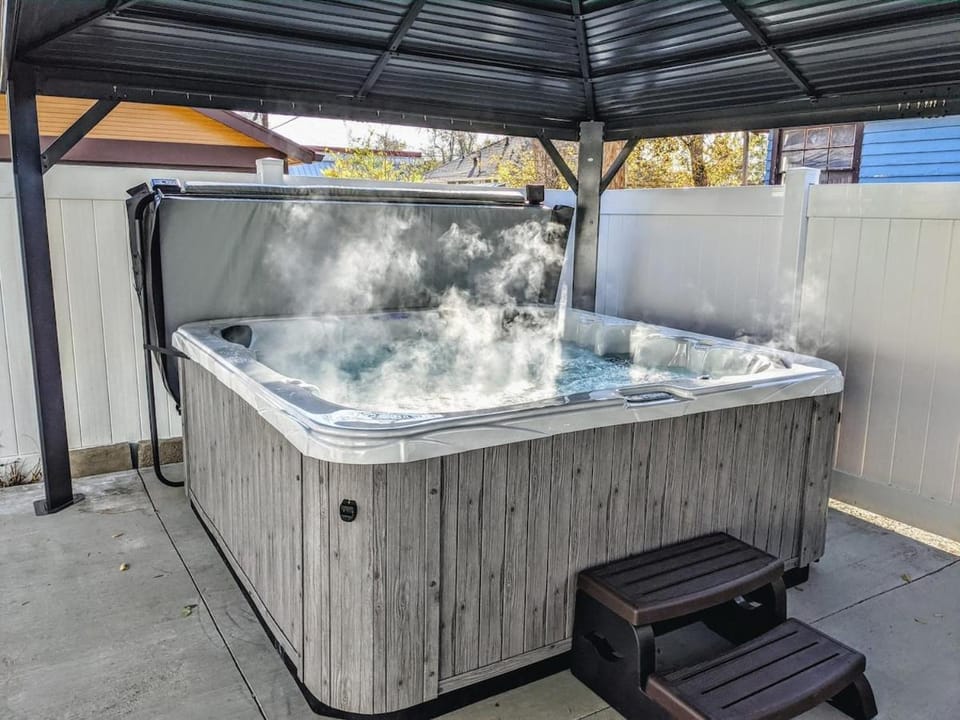 Olympic House Downtown w Hot Tub Fire pit & BBQ House in Colorado Springs