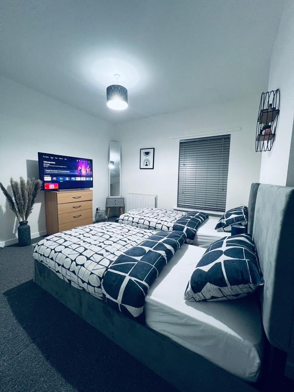Bed, TV and multimedia, Photo of the whole room, Bedroom