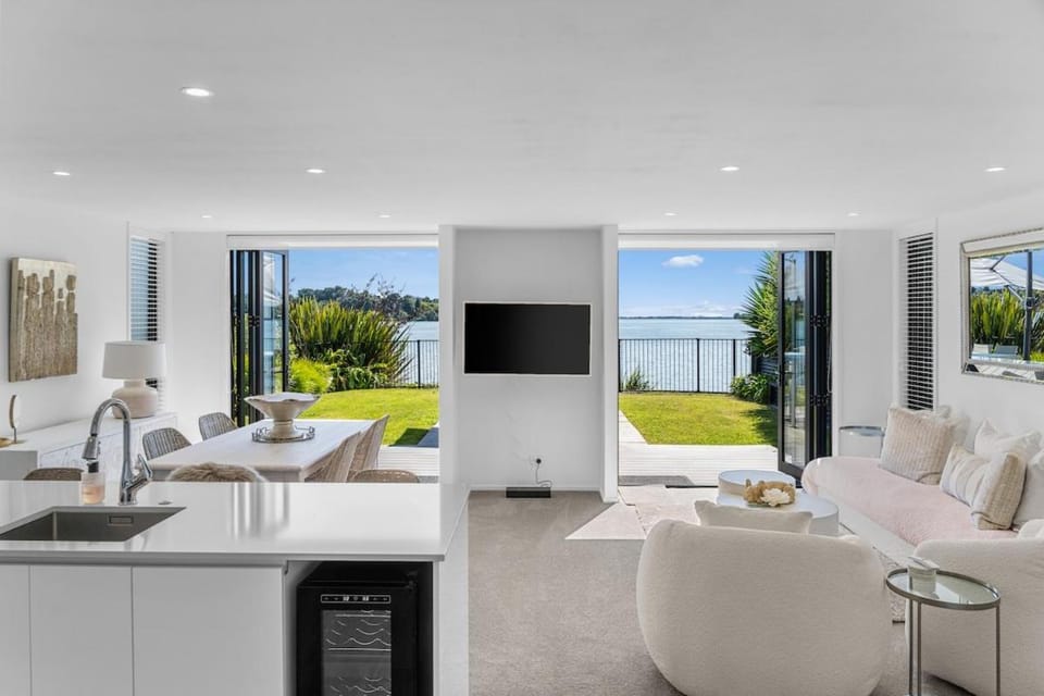 Communal lounge/ TV room, Natural landscape, TV and multimedia, Living room, Seating area, Dining area