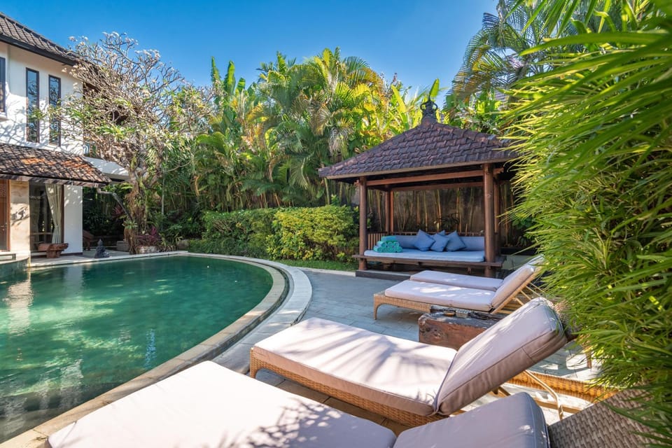 Patio, Day, Natural landscape, Garden, Seating area, Swimming pool