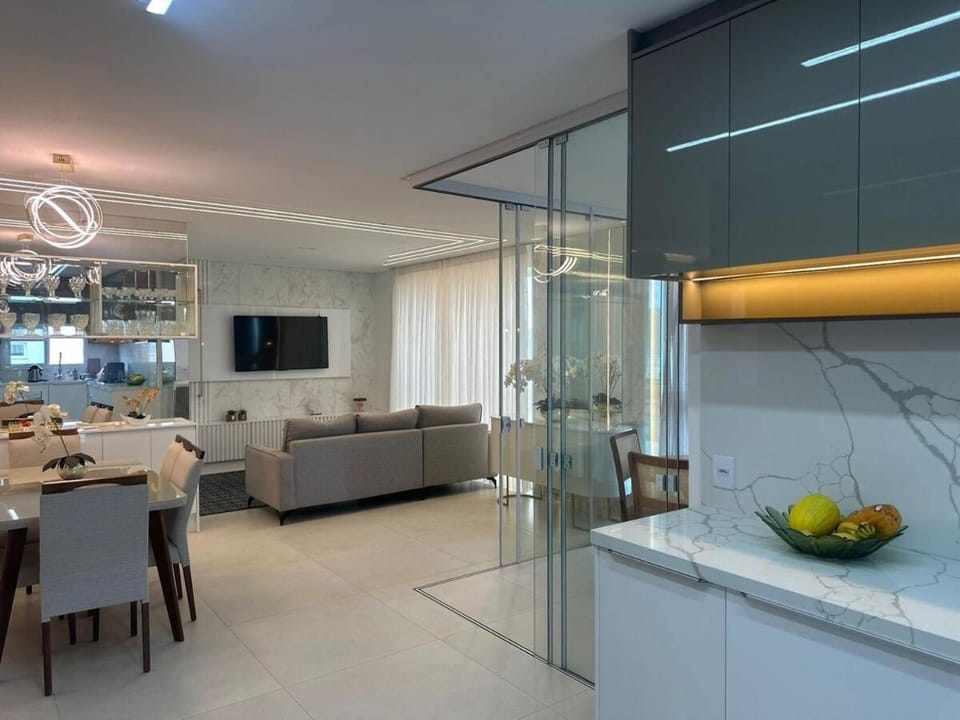 TV and multimedia, Kitchen or kitchenette, Living room, Food and drinks, Dining area, Food