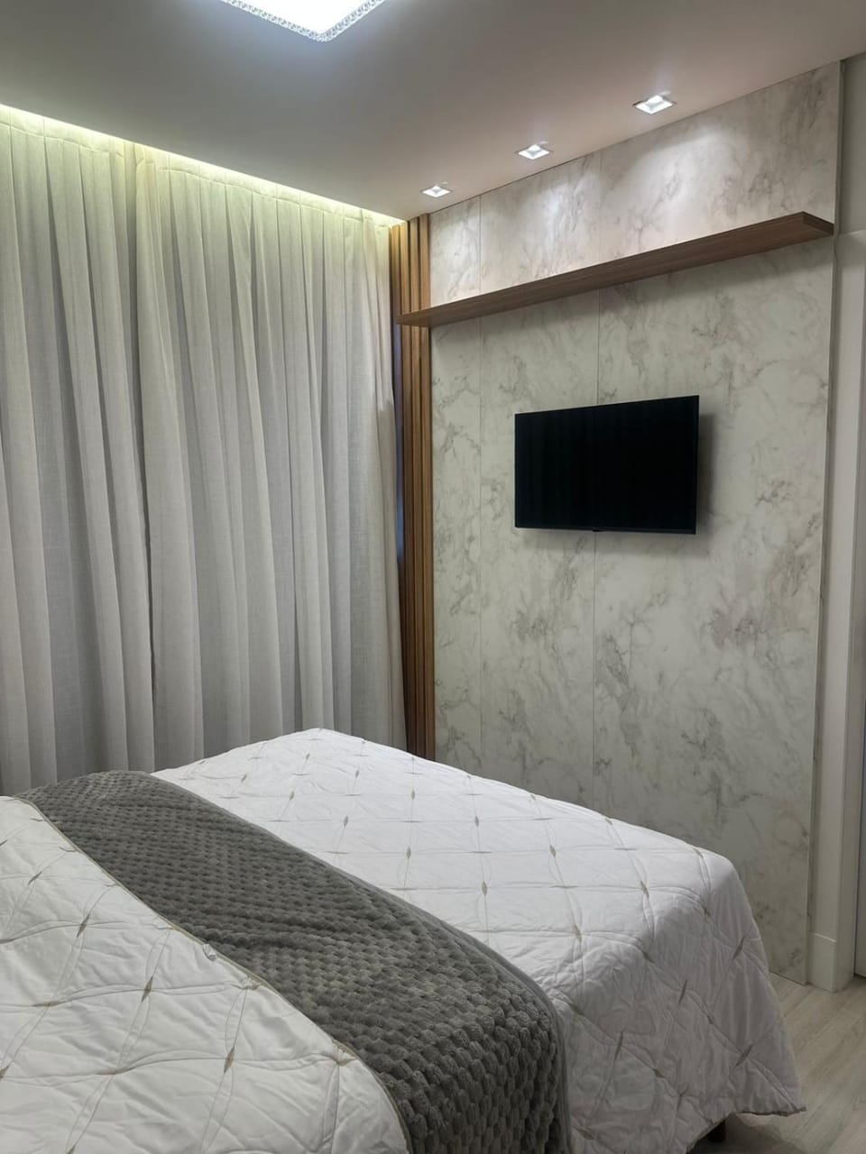 Bed, TV and multimedia, Photo of the whole room, Bedroom