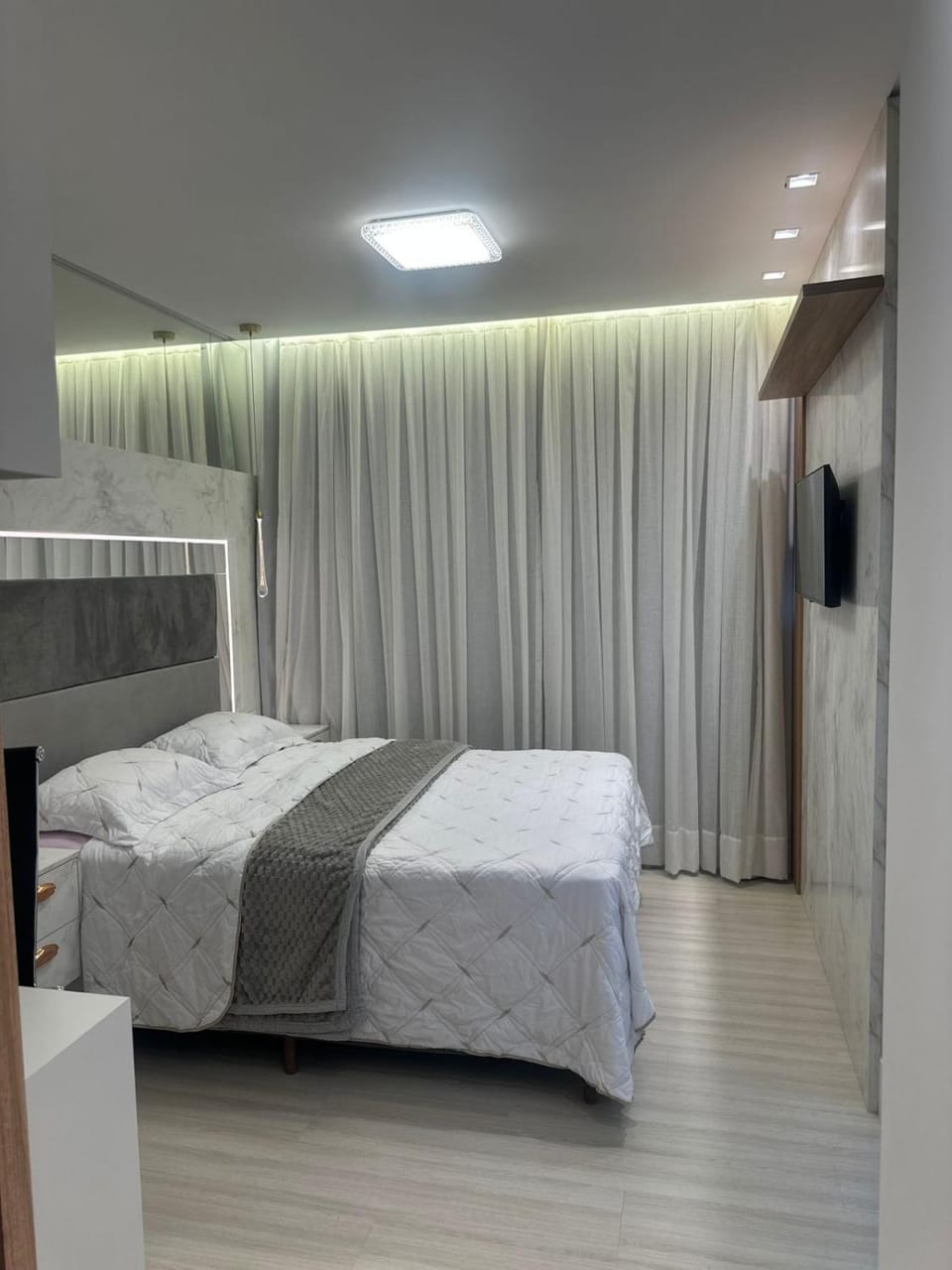Bed, TV and multimedia, Photo of the whole room, Bedroom