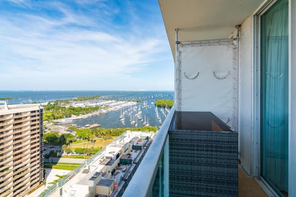 Cocktails & Coffee with bay & city view balconies Apartment in Coconut Grove