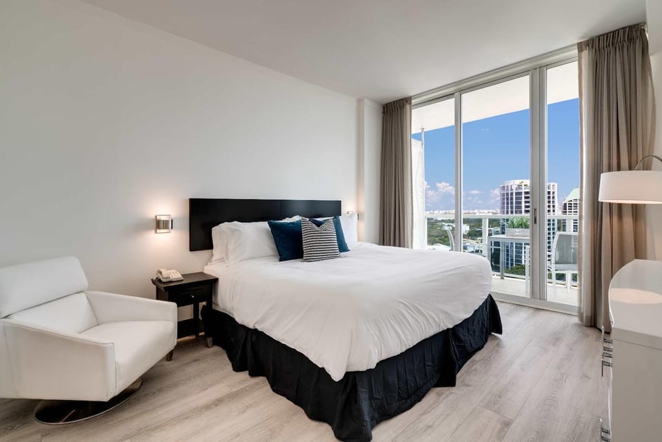 Cocktails & Coffee with bay & city view balconies Apartment in Coconut Grove