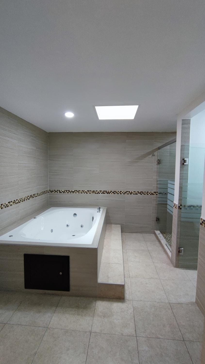 Shower, Toilet, Hot Tub, Bathroom, Bath