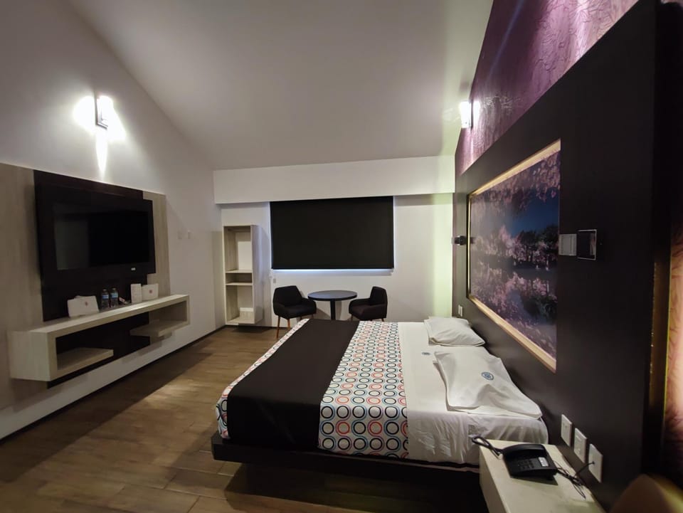 Bed, TV and multimedia, Living room, Photo of the whole room, Decorative detail, Seating area, Bedroom