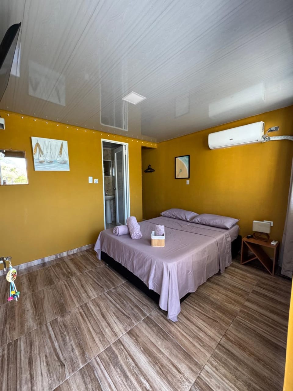 Bed, TV and multimedia, Photo of the whole room, Bedroom, towels, air conditioner