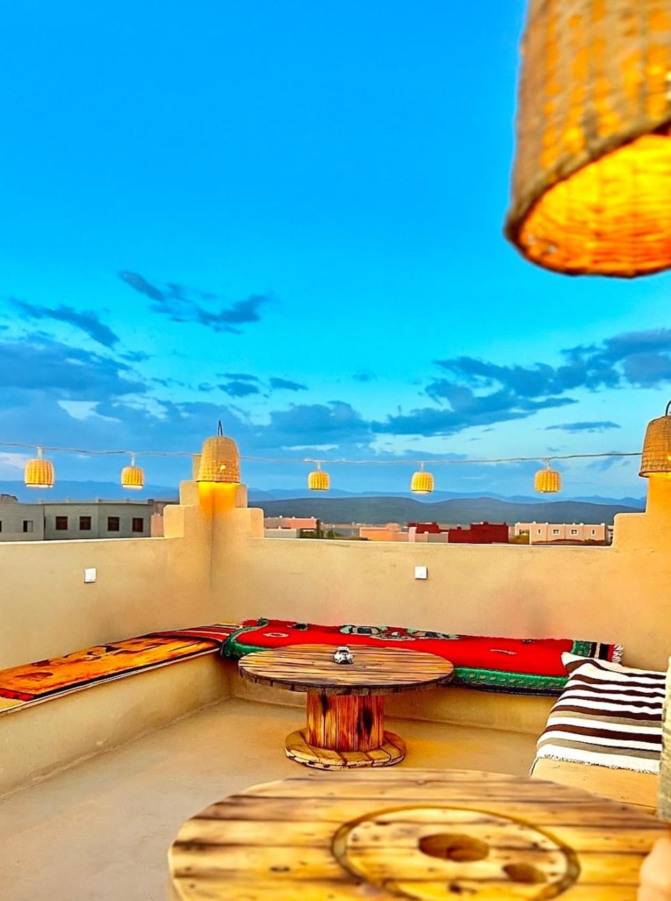 Restaurant/places to eat, Natural landscape, View (from property/room), Balcony/Terrace, Seating area, Dining area, City view, Street view, Sunrise, Sunset