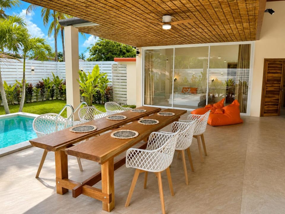 Day, Seating area, Dining area, Swimming pool