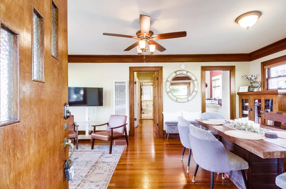 Communal lounge/ TV room, TV and multimedia, Living room, Seating area, Dining area