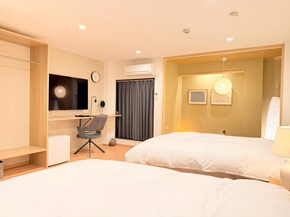 Bed, TV and multimedia, Bedroom