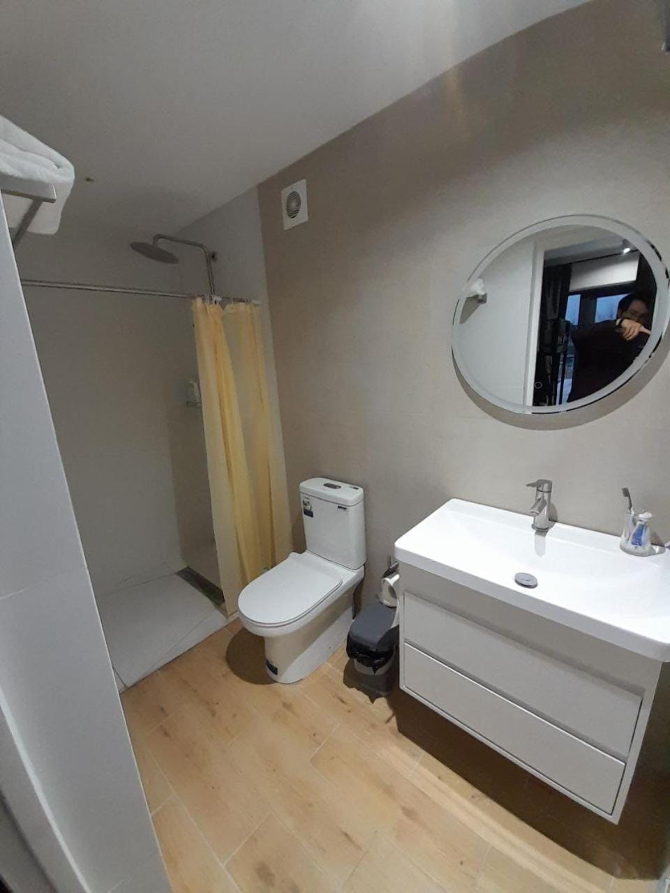 Toilet, Bathroom, towels