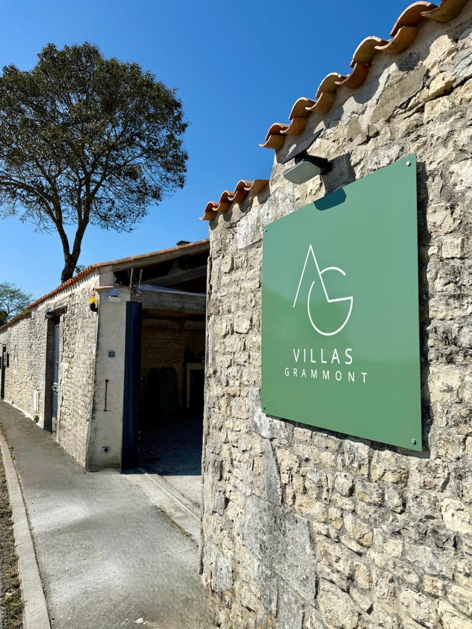 Facade/entrance