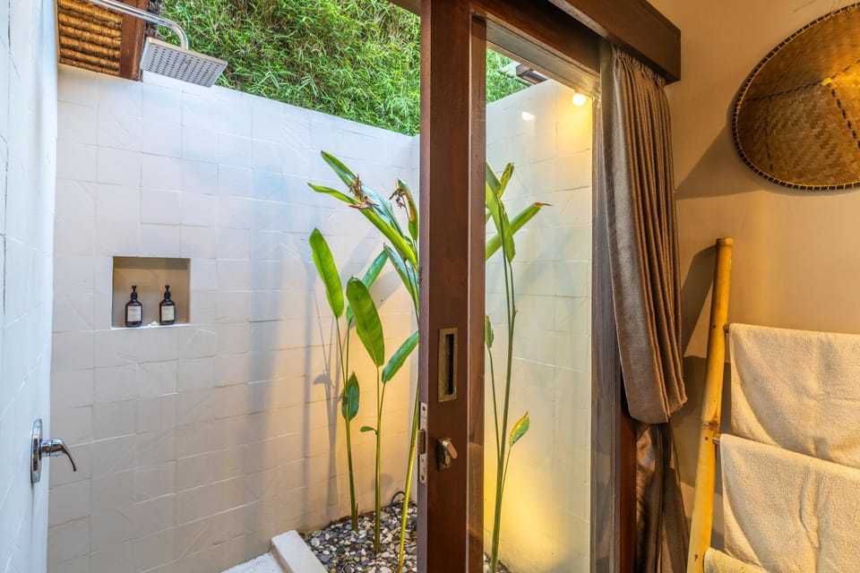 Shower, Bathroom, Decorative detail, towels