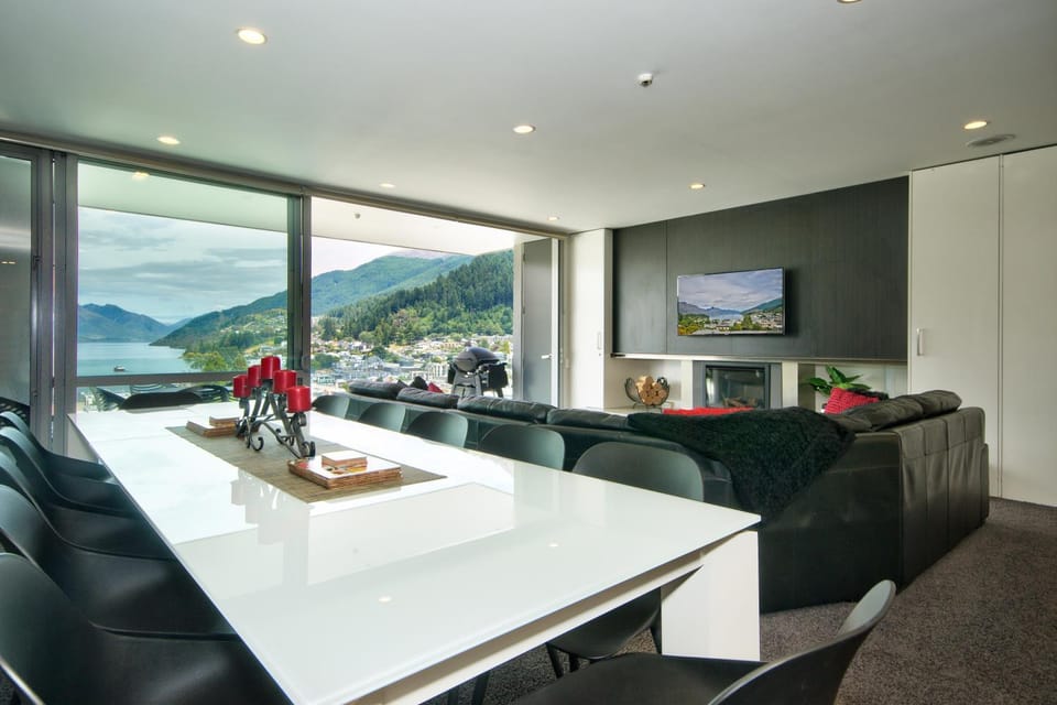 Natural landscape, TV and multimedia, Living room, Seating area, Dining area, Mountain view
