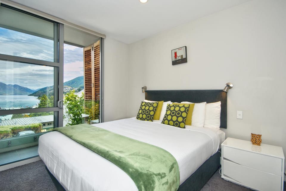 Bed, Natural landscape, Photo of the whole room, Bedroom, Mountain view