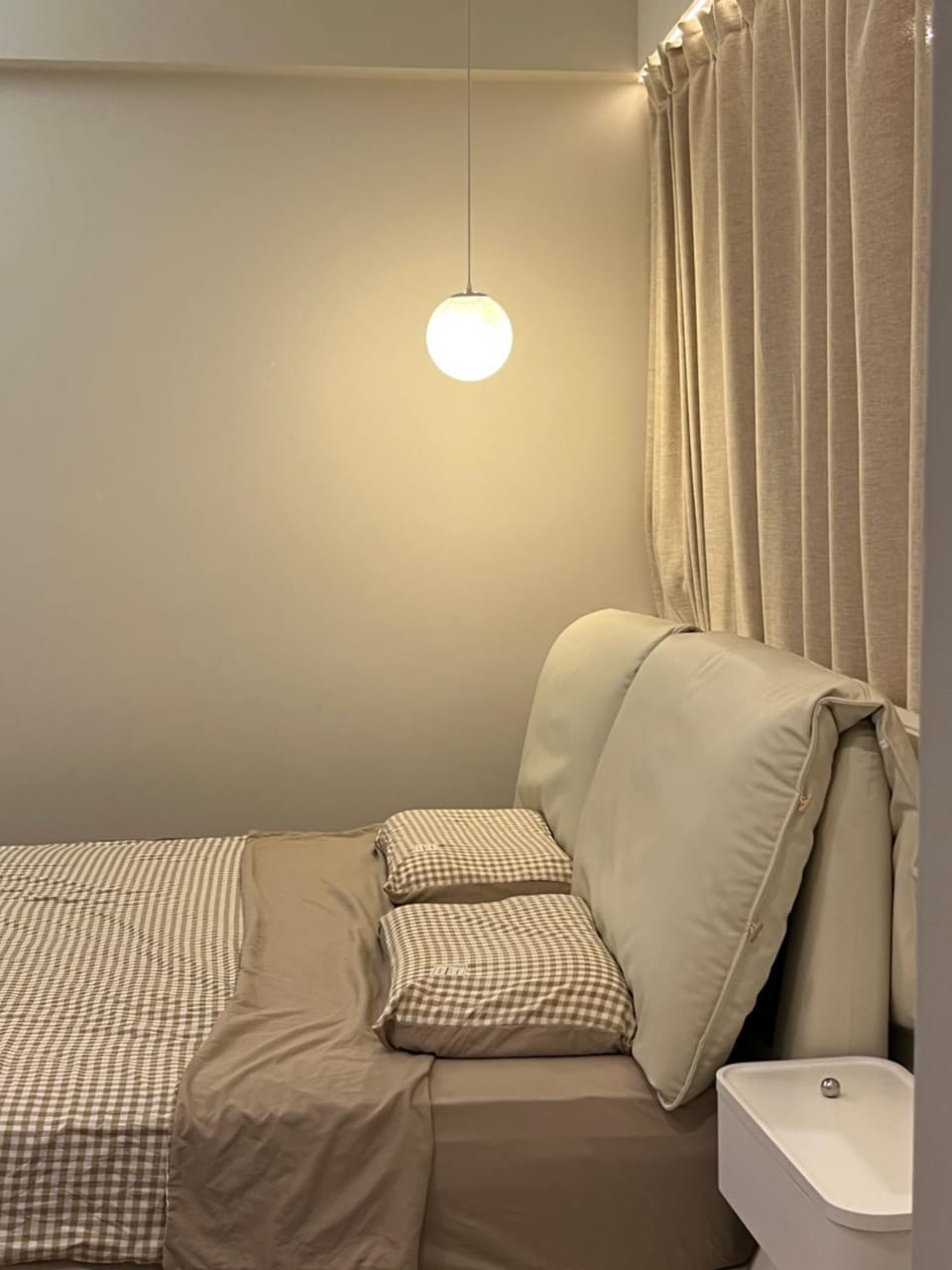 Photo of the whole room, Bedroom