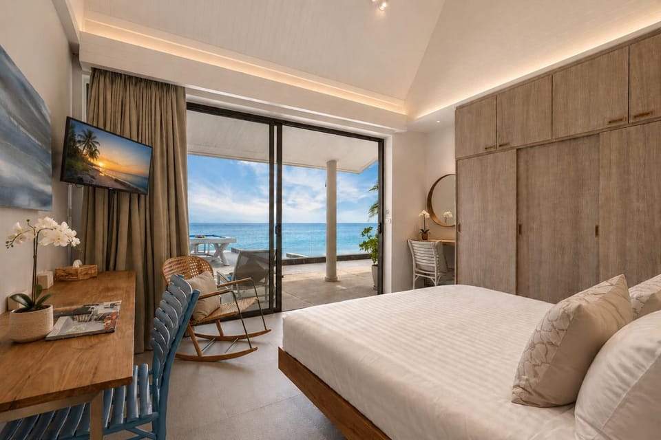 Bed, TV and multimedia, Seating area, Beach, Bedroom, Sea view