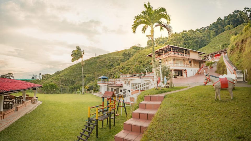 Property building, Day, Natural landscape, Garden, Garden, Balcony/Terrace, Garden view, Mountain view