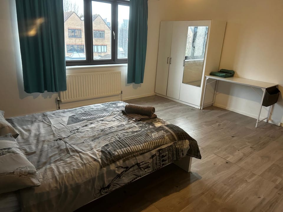 Gorgeous pond side house Vacation rental in London