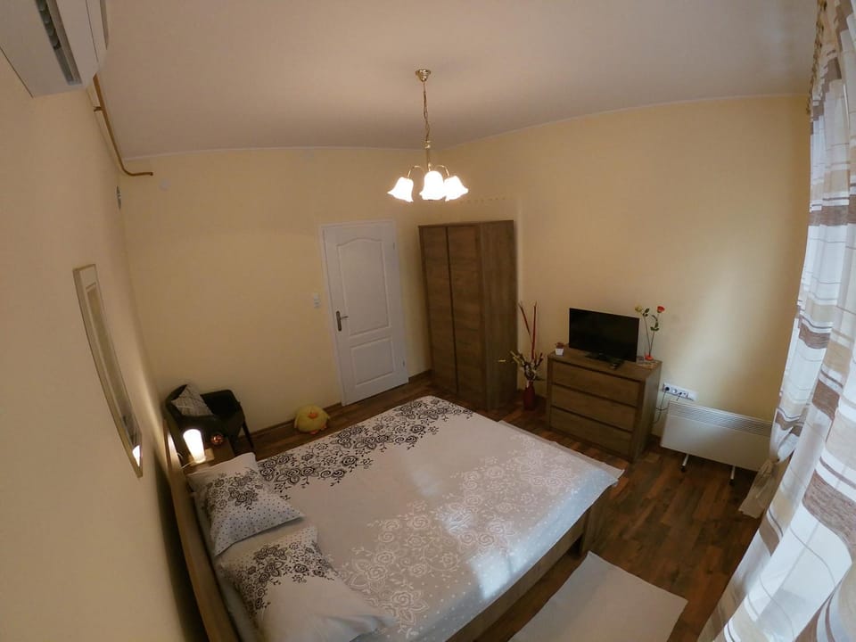 TV and multimedia, Photo of the whole room, Bedroom