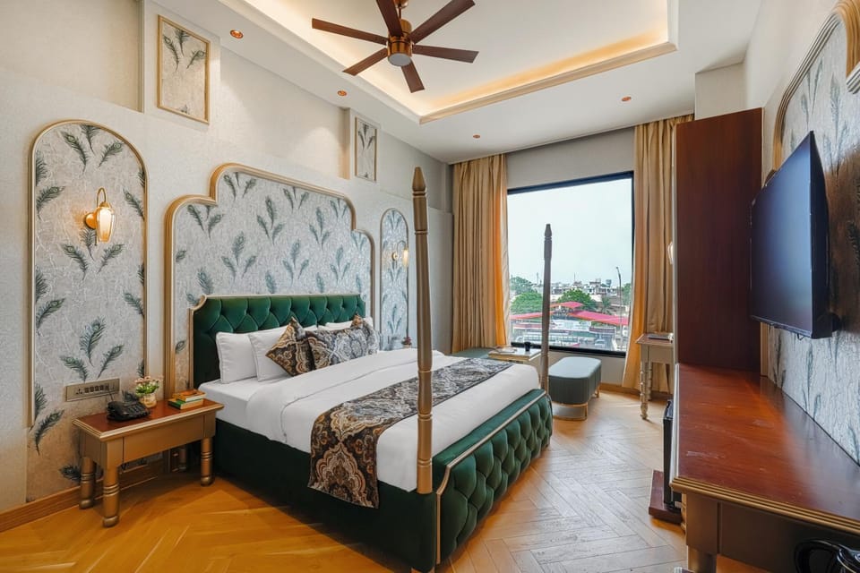 Bed, TV and multimedia, Photo of the whole room, Bedroom