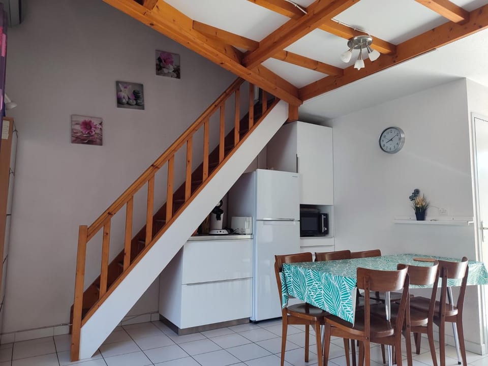 Kitchen or kitchenette, Dining area, stove