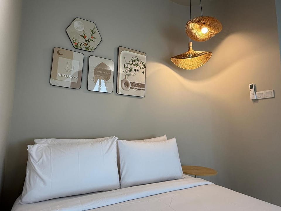 Bed, Photo of the whole room, Decorative detail, Bedroom